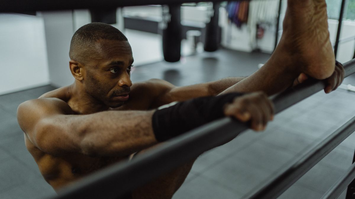 exercício de mobilidade e flexibilidade antes de jogar bola para emagrecer