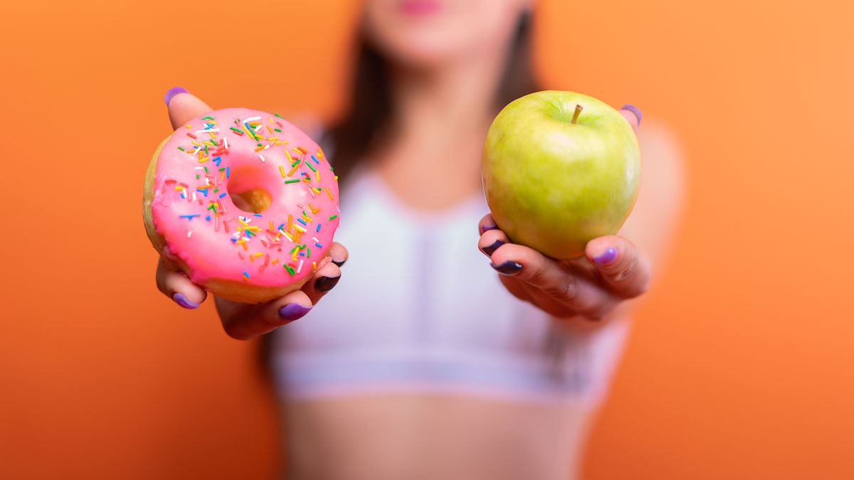 Mulher com alimentação saudável e anti-inflamatória para emagrecer