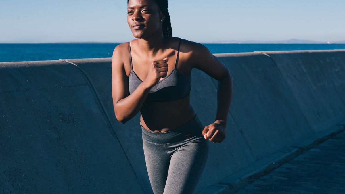 fim das dietas – mulher praticando alimentação intuitiva com leveza