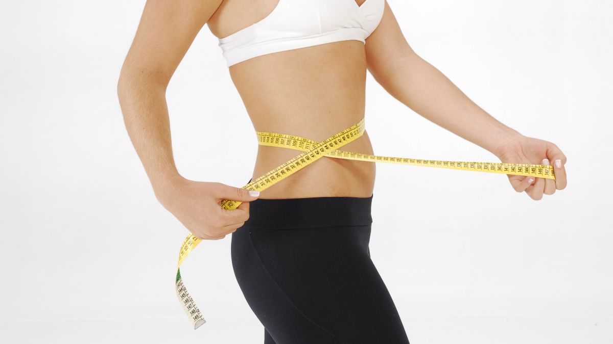 Mulher com corpo saudável resultado de metabolismo feminino ativado