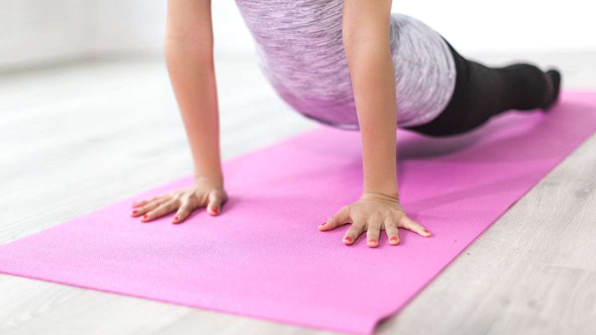 Mulher praticando yoga para equilibrar hormônios e emagrecer com saúde