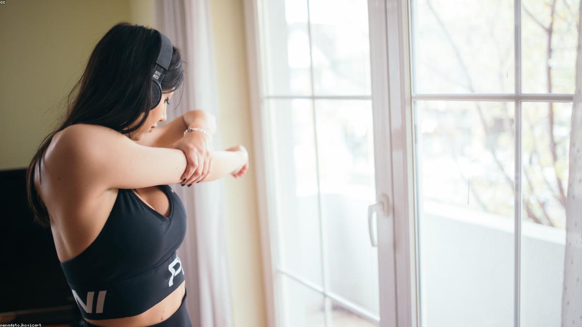 como preservar músculos durante o emagrecimento — mulher praticando exercício