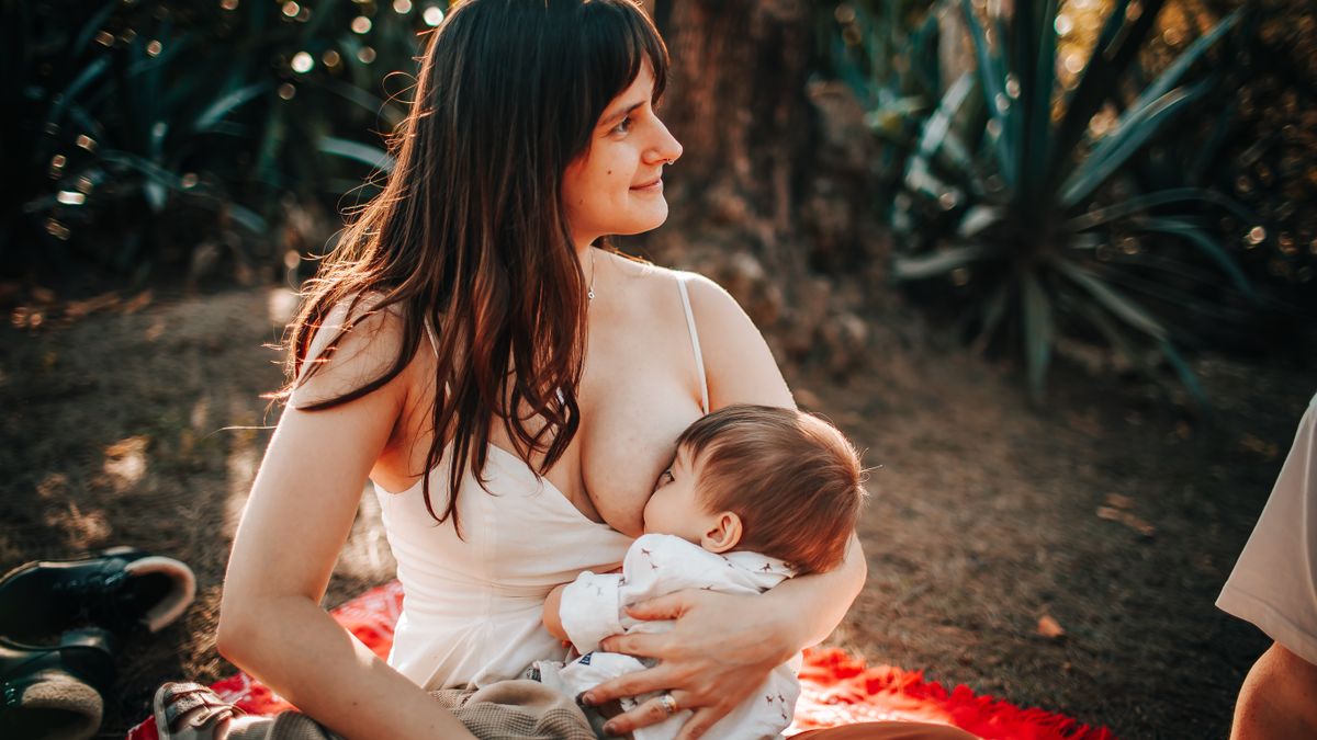 Mae amamentando bebe em ambiente tranquilo
