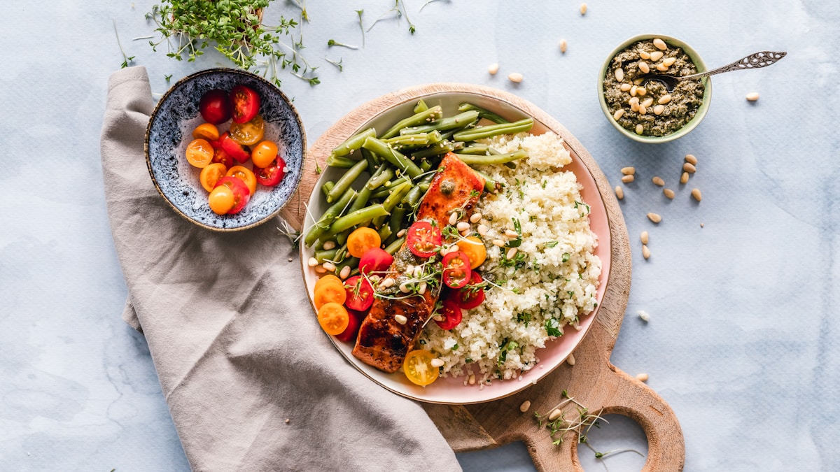 Refeição pós-treino com frango grelhado e legumes para recuperação muscular