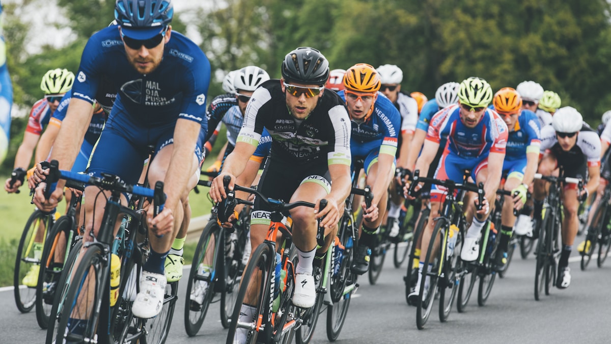 Grupo de ciclistas usando relógios inteligentes para monitorar desempenho e saúde