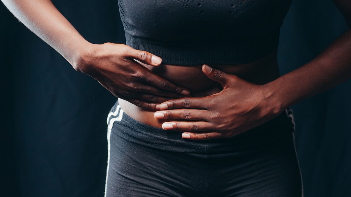 mulher com resultado visível após eliminar gordura abdominal feminina