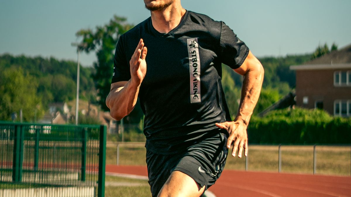 atleta correndo em sprint para ativar metabolismo antes da pelada