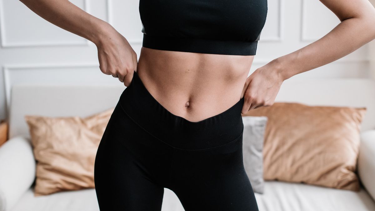 mulher fazendo treino funcional para eliminar gordura abdominal