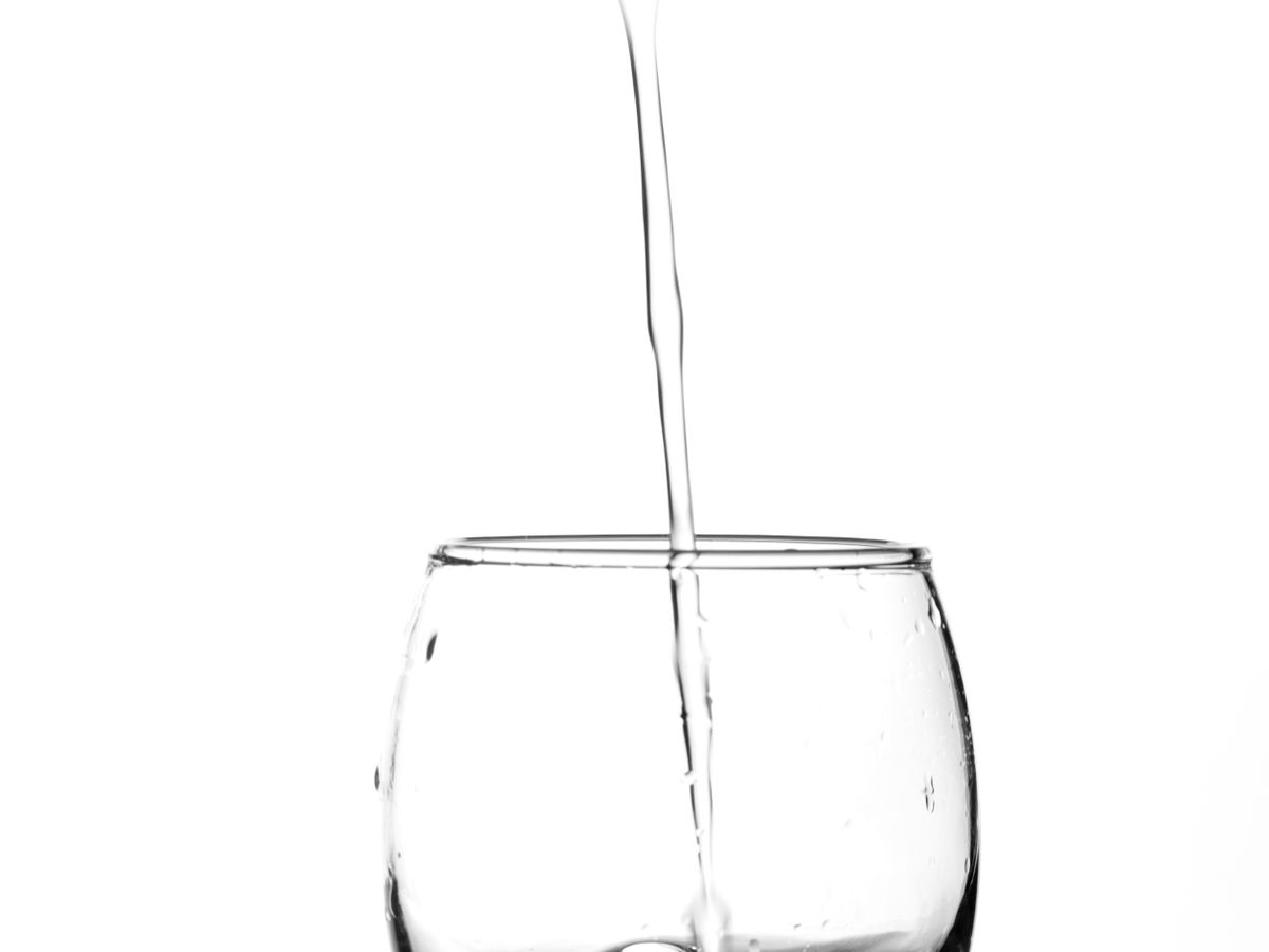 Agua sendo servida em um copo, um habito simples que ajuda a diferenciar sede de fome