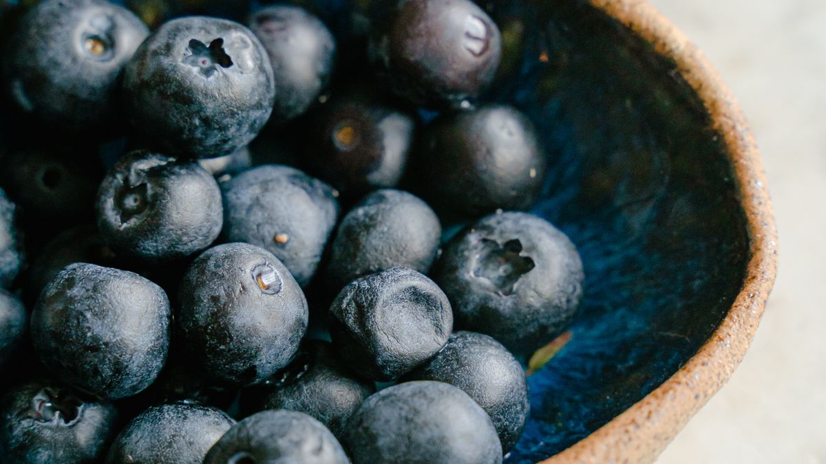 mulher saudável com alimentação anti-inflamatória