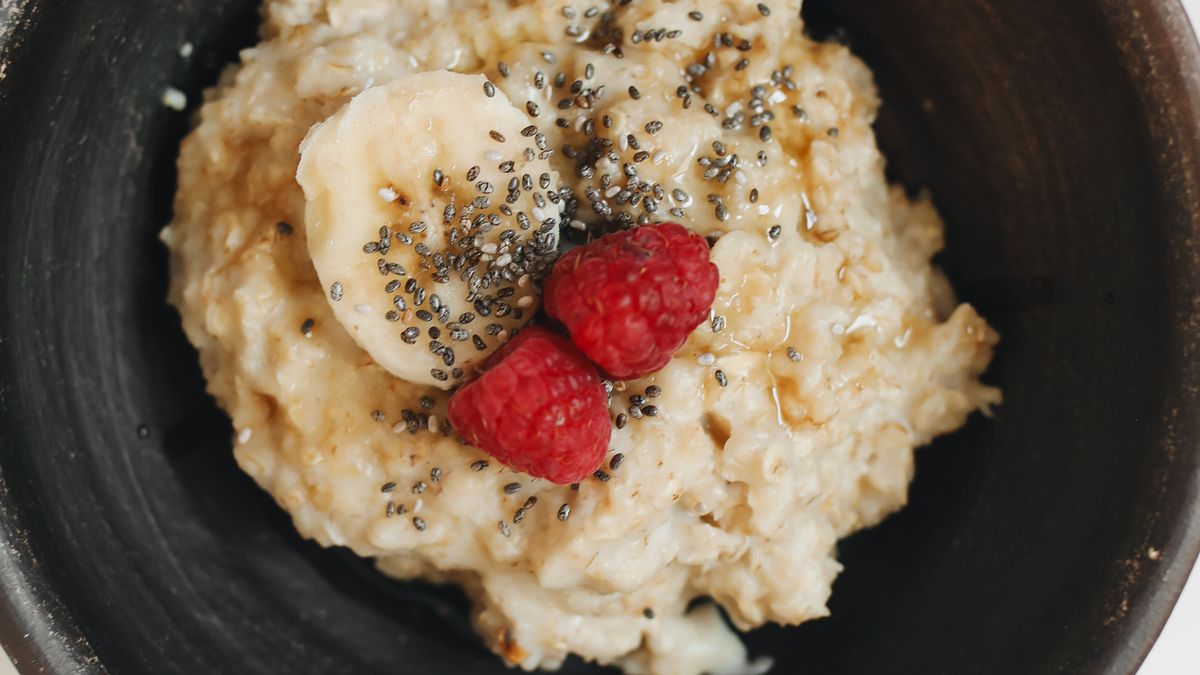 Tigela de aveia com banana e frutas frescas, receita com aveia para o café da manhã