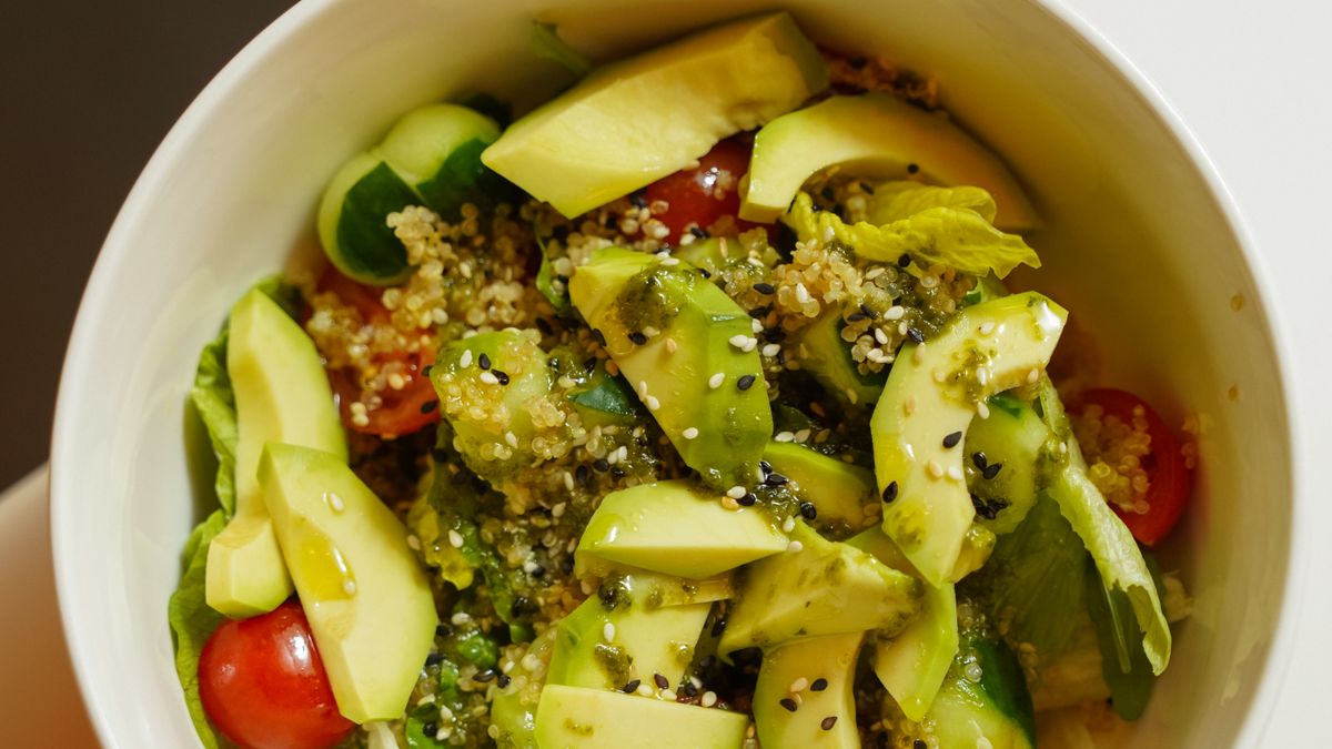 Bowl colorido com quinoa, abacate e legumes frescos, exemplo de receita fit para meal prep