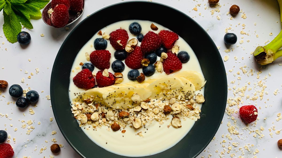 Tigela de café da manhã saudável com aveia, frutas e nozes para apoiar o emagrecimento
