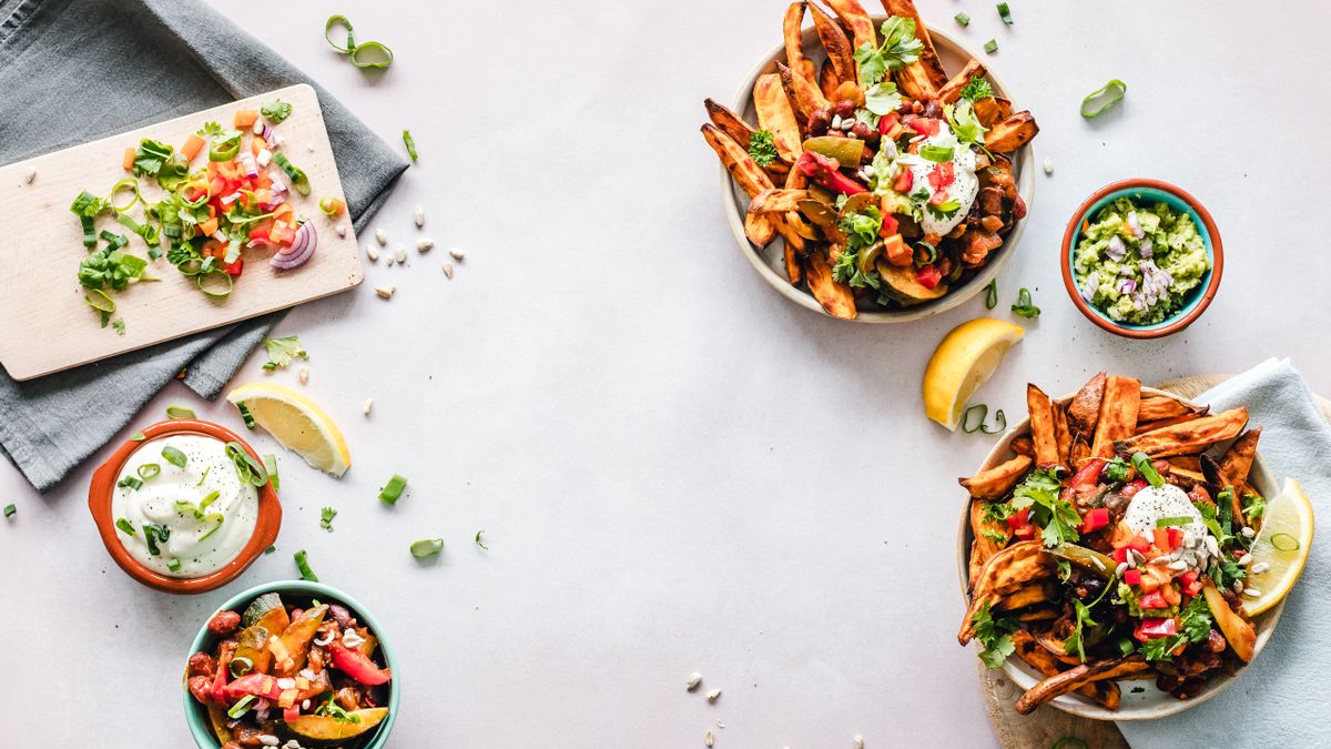 receita de café da manhã fit com aveia proteica frutas vermelhas e iogurte grego em tigela