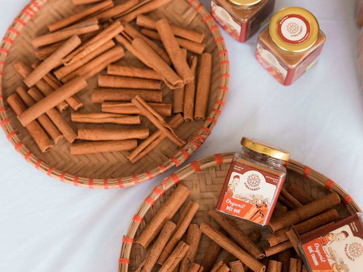 Paus de canela frescos, o tempero que dá sabor à aveia overnight