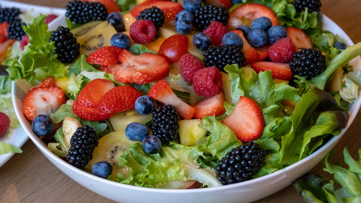 Tigela colorida de frutas frescas usada como substituto natural do acucar durante o desafio