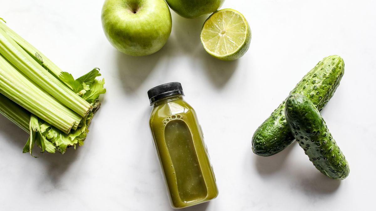 receita detox natural com suco verde de couve abacaxi e gengibre servido em copo