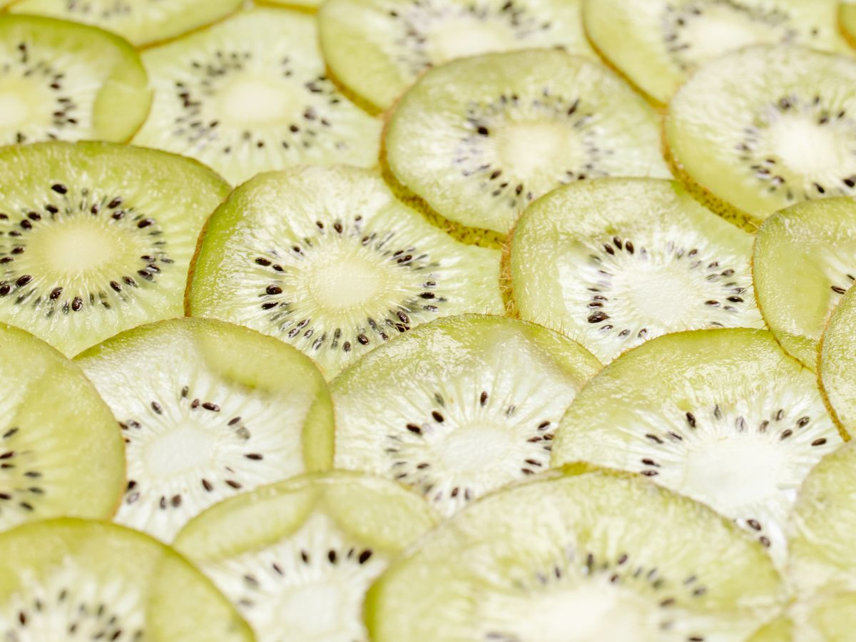 Detalhe do kiwi mostrando a polpa verde rica em vitamina C e antioxidantes