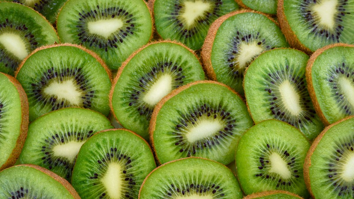 Fatias de kiwi fresco, a fruta associada por nutricionistas a um sono melhor