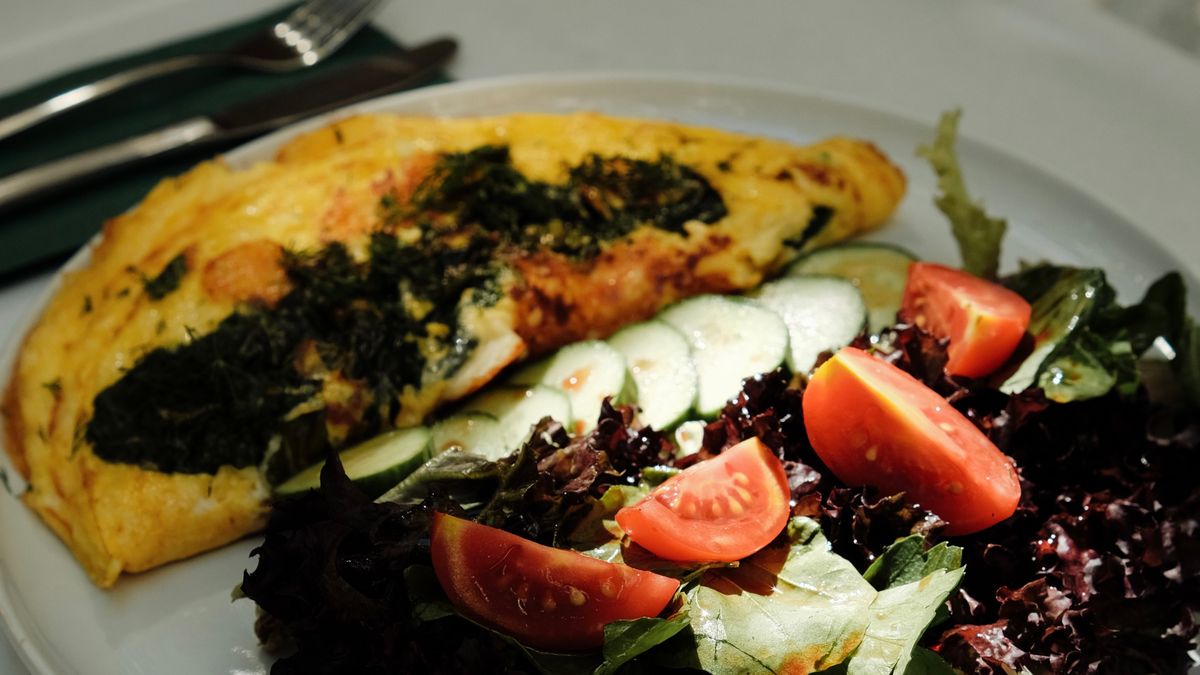 receita de omelete saudável com legumes frescos e ervas para emagrecer