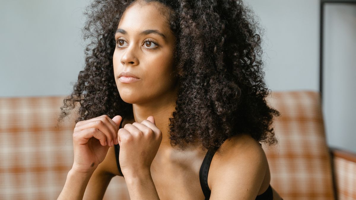 mulher fazendo agachamento com peso corporal em casa