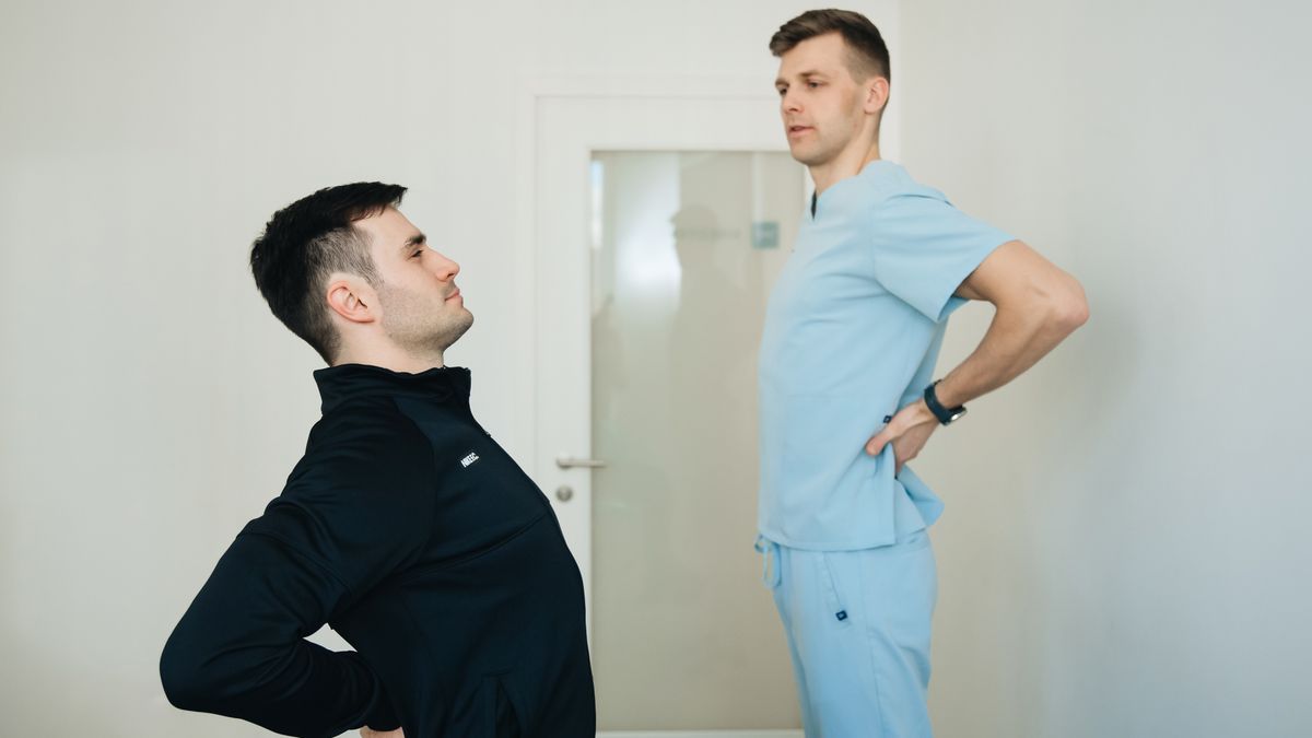 fisioterapeuta orientando exercícios para as costas e postura