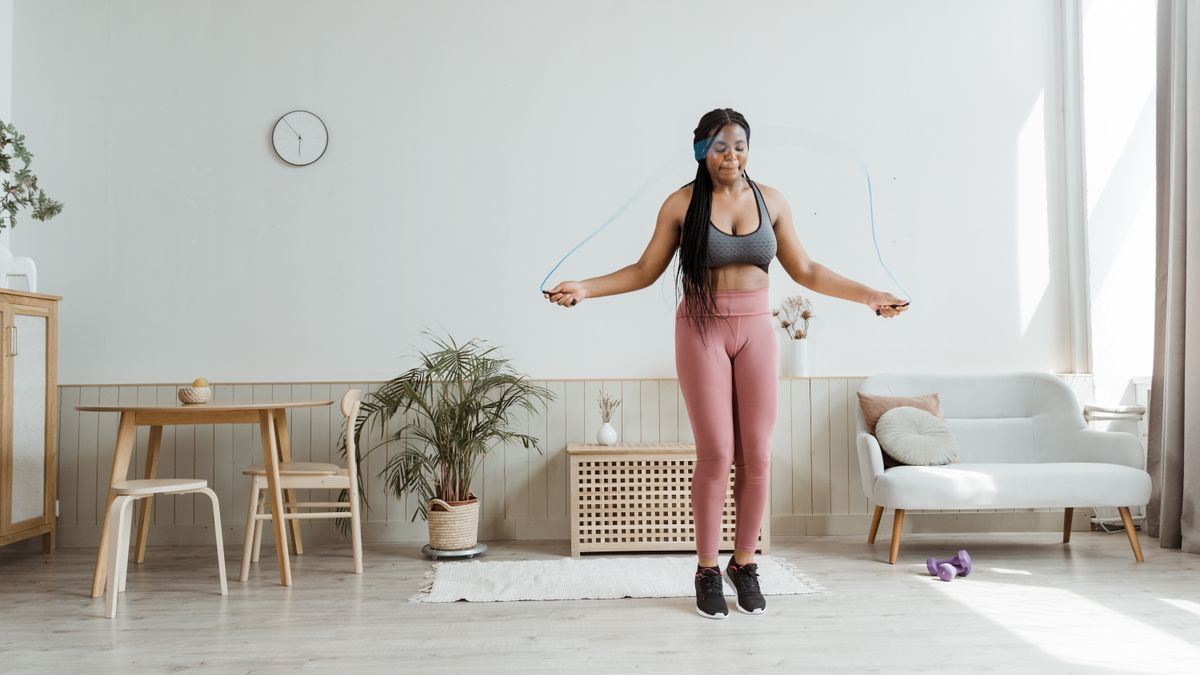 aumentar resistência física em casa com mulher pulando corda em exercício cardio