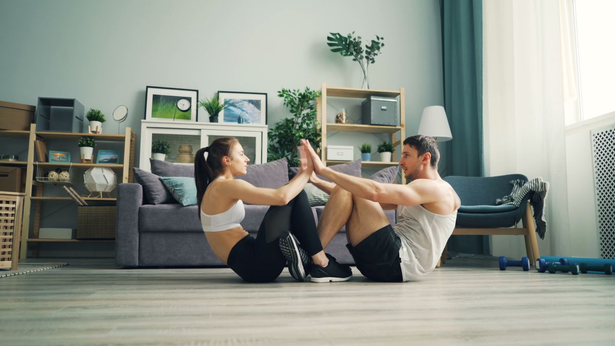 casal fazendo exercícios no chão em casa com superação no treino