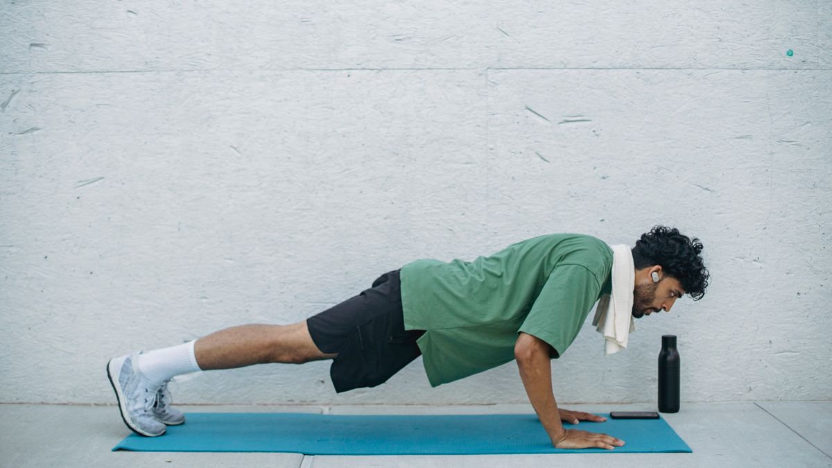 rotina de exercícios que você consiga manter com flexão no tapete