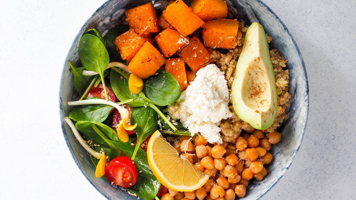 Bowl saudavel com abacate, grao de bico e vegetais frescos, exemplo de almoco leve