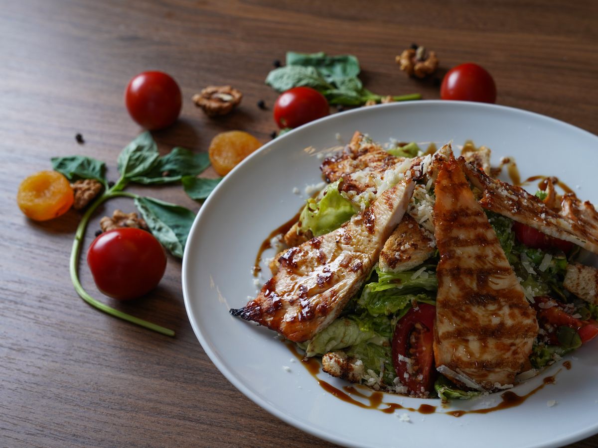 Salada de frango grelhado servida com tomates e vegetais frescos, receita com frango leve
