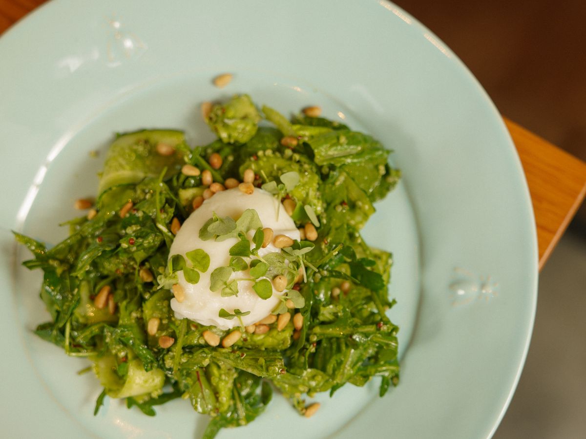 Salada fresca com ovo poche, exemplo de jantar mais leve em carboidrato