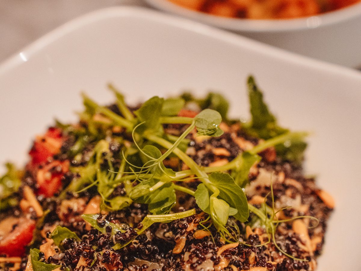 Salada de quinoa com legumes frescos, ideal para meal prep semanal