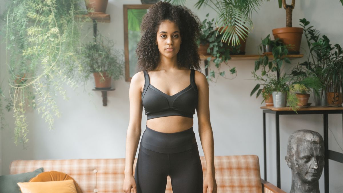 mulher ativa em roupas esportivas se preparando para treinar