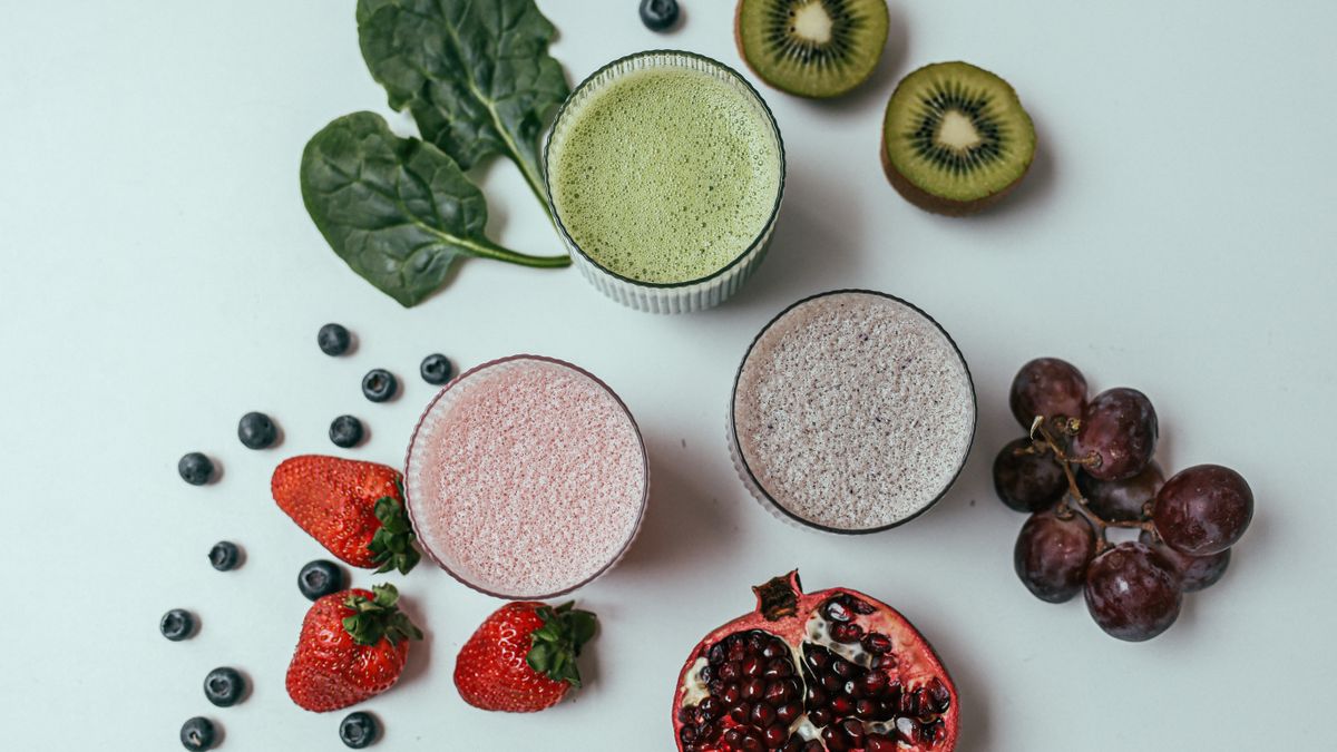 receita de smoothie rico em proteínas para pós-treino com frutas e leite vegetal