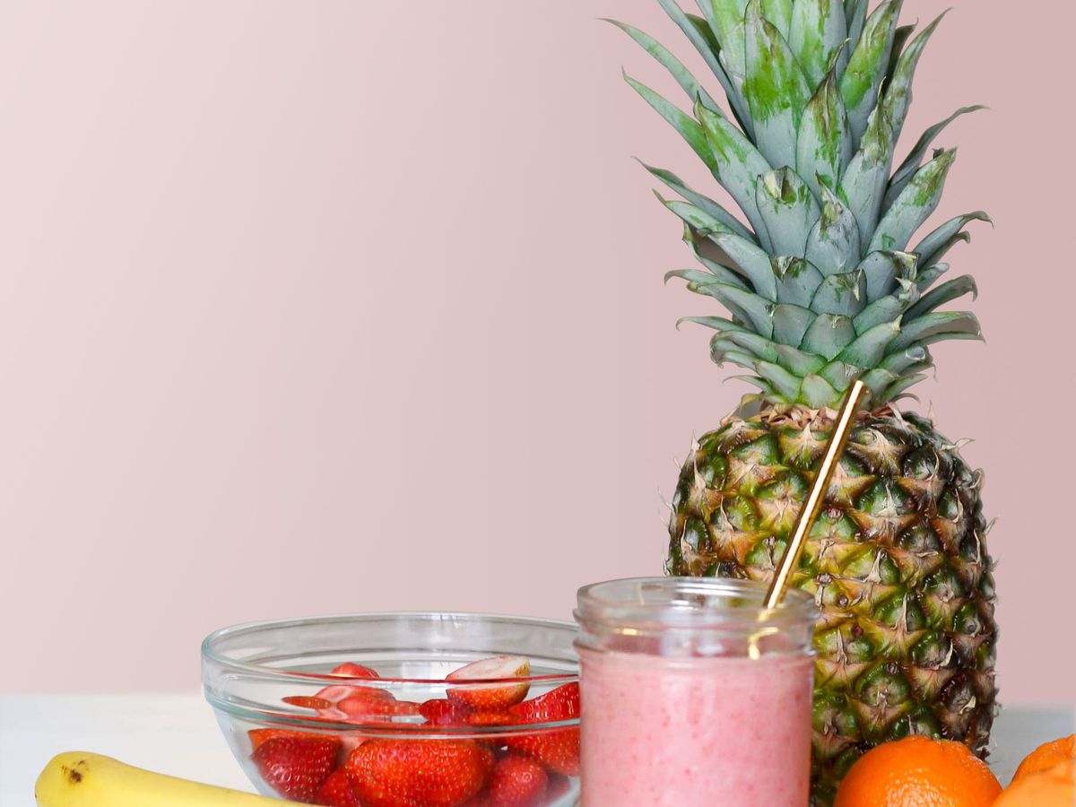 Smoothie colorido de frutas, opção prática de café da manhã rico em proteína