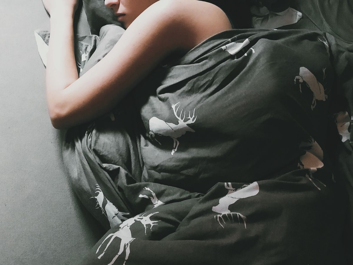Pessoa descansando tranquilamente durante a noite, representando uma boa noite de sono
