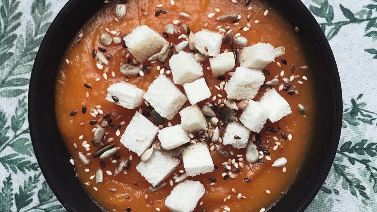 Sopa cremosa de abobora com sementes torradas, receita leve para quem quer emagrecer