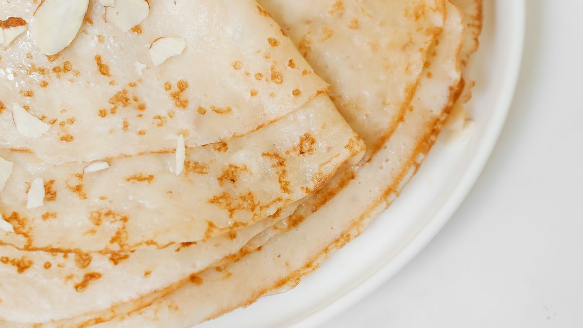 Tapioca dobrada em prato branco, exemplo de receita para café da manhã fit