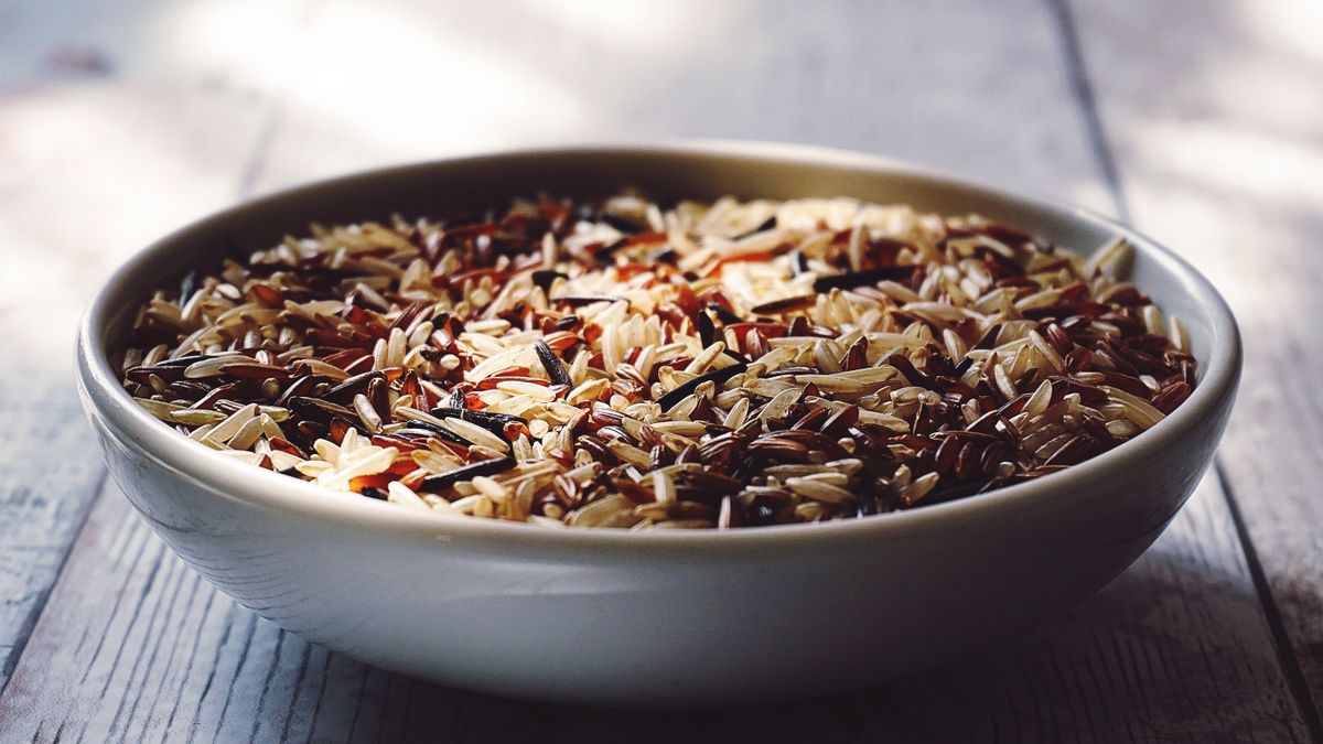 Tigela com graos e arroz integral, fonte de carboidrato de qualidade