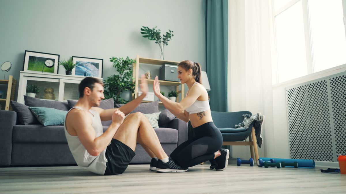 treinar em casa sem equipamentos com casal na sala de estar