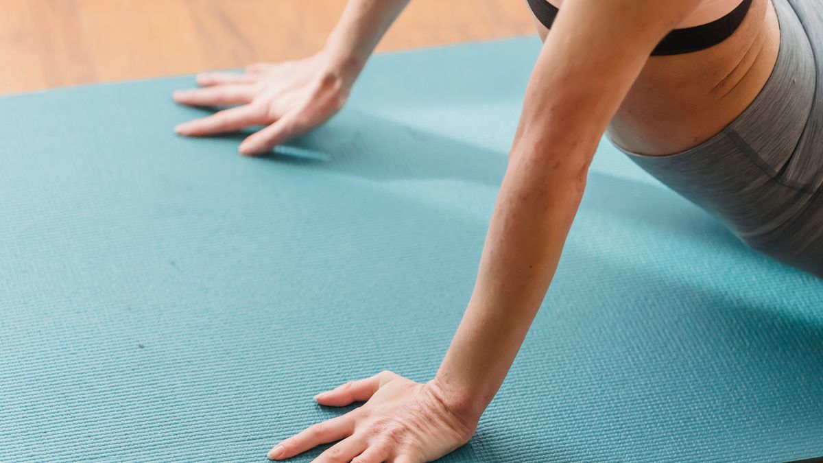 alongamento pós-treino e relaxamento em tapete de yoga