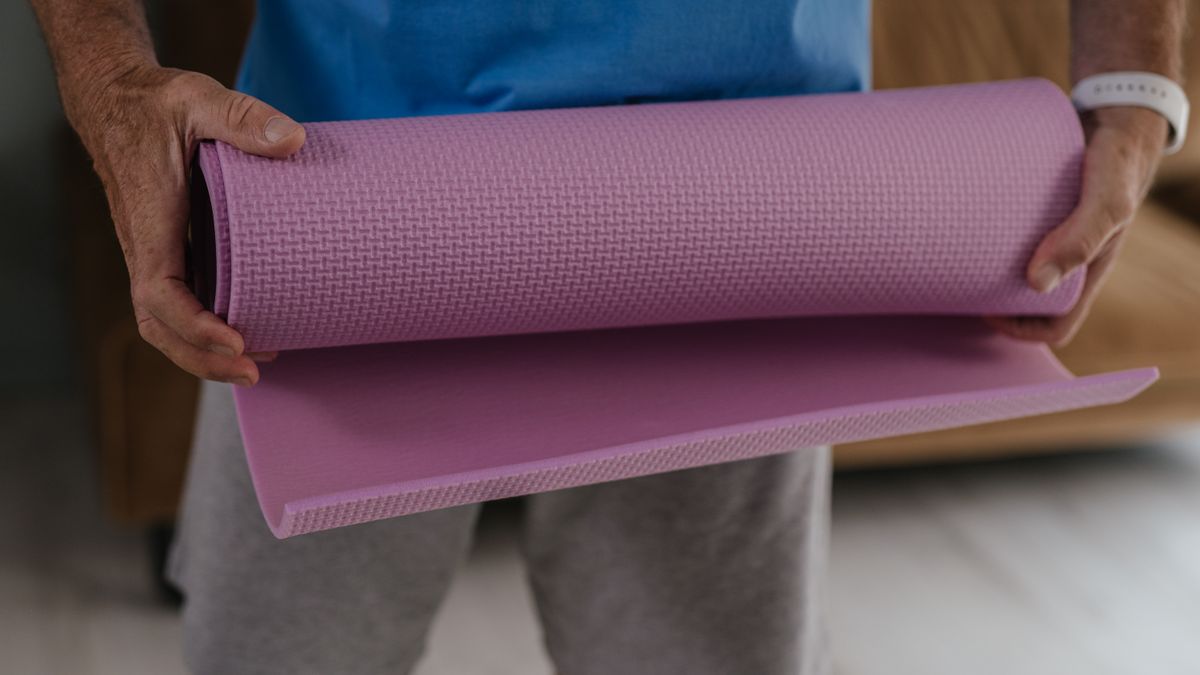 montar um treino sem personal trainer com homem se preparando em casa