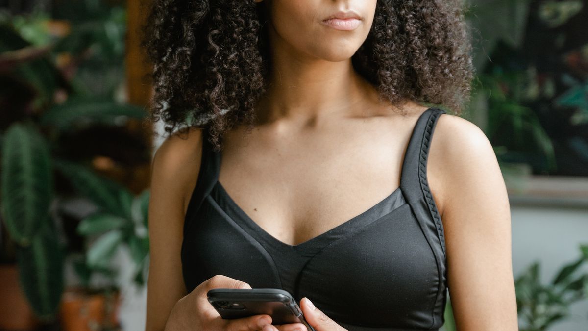 montar um treino sem personal trainer com mulher usando smartphone
